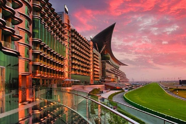 Explore the stunning contrast of modern architecture against a dramatic sky where the excitement of horse racing meets the allure of Dubai’s iconic landmarks. A day full of discovery awaits!